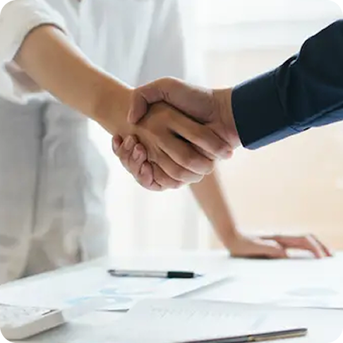 duas pessoas apertando as mãos