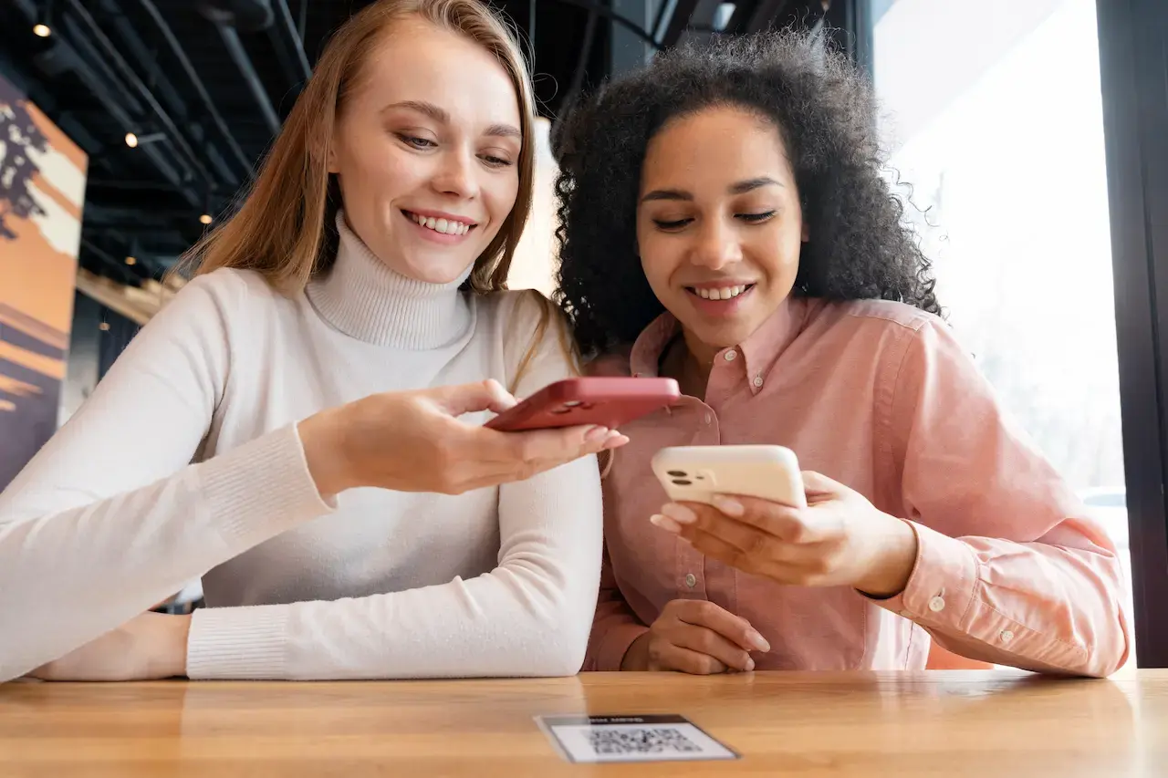 pessoas usando sistema de fidelização integrado